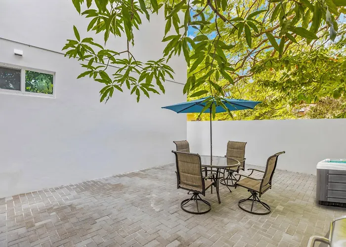 Up To 12 Guests! Modern Villa Near Wynwood